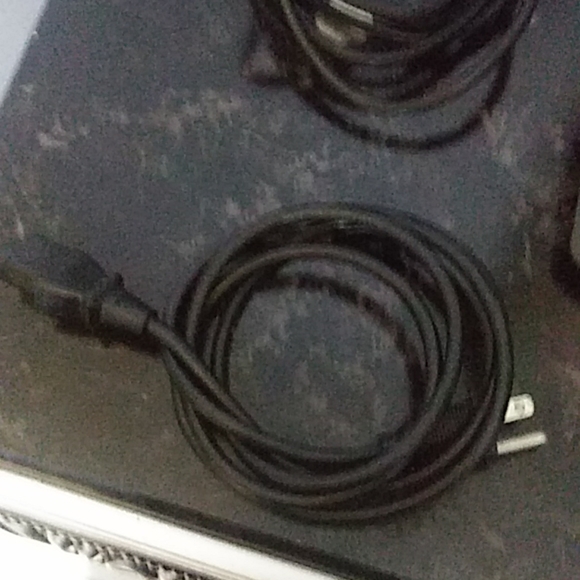 A monitor with half keyboard and hdmi cable - Picture 8 of 8